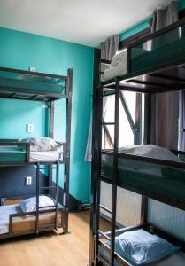 Amsterdam Hostel Leidseplein emeletes ágyai egy szobában