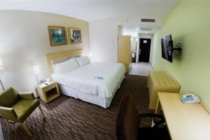TV a/nebo společenská místnost v ubytování Excellence Express & Suites
