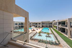 vistas a la piscina desde el balcón de un edificio en Golden Apartments Pool View 1-Bedroom Apartment in G-Cribs, El Gouna, en Hurghada