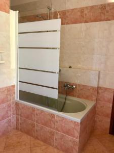 y baño con ducha, lavabo y espejo. en B&B IL VIALETTO, en Orio al Serio