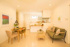 ein Wohnzimmer mit einem Sofa und einem Tisch in der Unterkunft Kunigami-gun - House / Vacation STAY 42280 in Onna