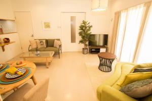 ein Wohnzimmer mit einem Sofa und einem Tisch in der Unterkunft Kunigami-gun - House / Vacation STAY 42280 in Onna