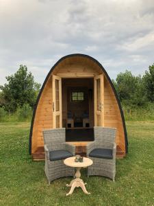 赫爾斯的住宿－Trekkershut/kampeerhut，草顶帐篷 - 带2把椅子和1张桌子