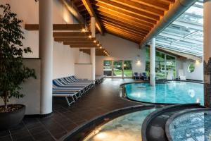 Bazén v ubytování Hotel Al Sorriso Greenpark & Wellness nebo v jeho okolí
