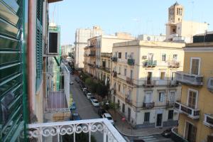 balcone con vista su una strada della città. di B&B Casa Bella a Taranto