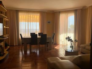 un soggiorno con tavolo da pranzo e sedie di Villa Tenerife Sur a Los Cristianos