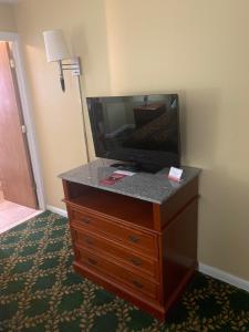 uma televisão numa cómoda num quarto de hotel em Mt. Vernon Motel em Manheim