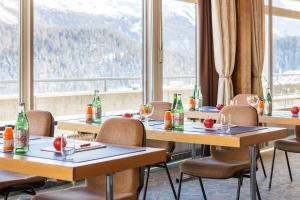 Nespecifikovaný výhled na hory nebo výhled na hory při pohledu z hotelu