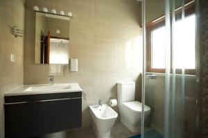 帕雷吉的住宿－Meriteluna Beach - Lisboa, Sintra e Cascais，浴室配有卫生间、盥洗盆和淋浴。