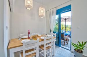 une salle à manger avec une table et des chaises ainsi qu'une terrasse dans l'établissement Villa Akrochori, à Koskinou