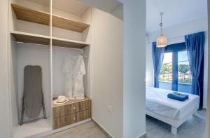 une chambre avec un lit et une fenêtre dans l'établissement Villa Akrochori, à Koskinou