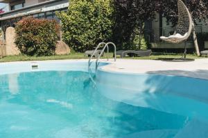 una piscina azul con una silla en un patio en Peregrina Hotel, en Sanxenxo