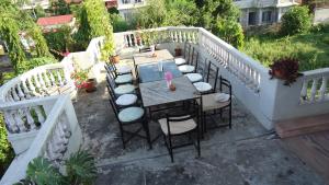 Balkoni atau teres di Hotel Fishtail Villa