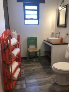 een badkamer met een wastafel, een toilet en een wastafel bij CASA FRIDA, Casa p/6 pax Centro Tequisquiapan in Tequisquiapan
