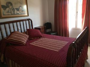 1 dormitorio con 1 cama con edredón rojo en Mi casa en Puerto del Rosario