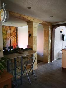 eine Küche mit einem Tisch und Stühlen im Zimmer in der Unterkunft Ferienwohnung am Finkenherd in Dankerode