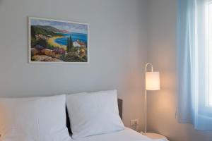 ein Schlafzimmer mit einem Bett und einem Wandgemälde in der Unterkunft Abalone Apartments in Dramalj