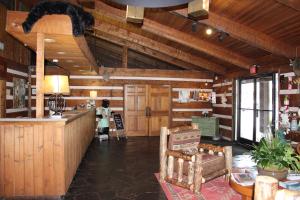 ein großes Zimmer mit Holzwänden und einer Bar in einem Gebäude in der Unterkunft Great Smokies Inn - Cherokee in Cherokee