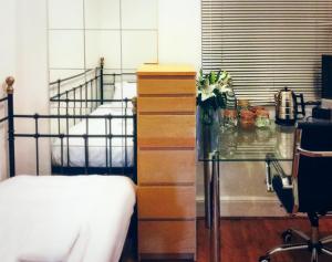 Un dormitorio con una mesa de cristal con flores. en OutRam 26, en Stockton-on-Tees