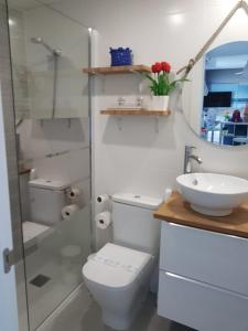 Kúpeľňa v ubytovaní Ático 90m de terraza, jacuzzi privado y cargador de coche eléctrico en Cabria, Almuñecar