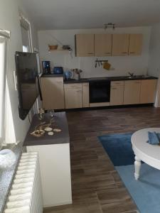Kuchyň nebo kuchyňský kout v ubytování Fe-Wo/Haus Maui bei Berlin m Garten Schulzendorf bei Schönefeld