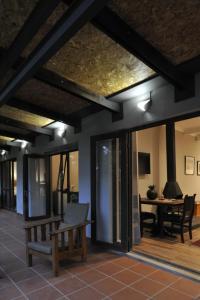 een woonkamer met een bank en een tafel bij Kestell Stables in Bloemfontein