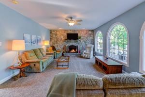 uma sala de estar com um sofá e uma lareira em Sunset Cove em Bumpass