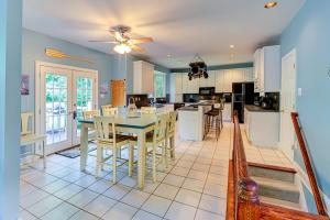 cocina y comedor con mesa y sillas en Sunset Cove en Bumpass