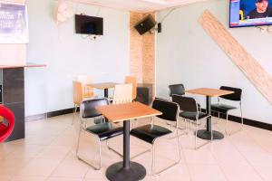 TV a/nebo společenská místnost v ubytování Remmings Hotel Kampala