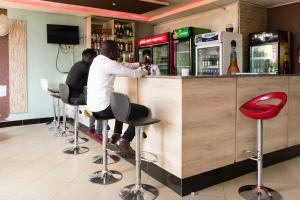 Lounge nebo bar v ubytování Remmings Hotel Kampala