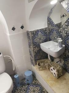 y baño con lavabo y aseo. en בבית של סבתא וסבא, en Safed