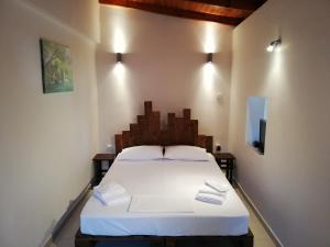 ein Schlafzimmer mit einem großen weißen Bett in einem Zimmer in der Unterkunft Dreamhome -10min from airport- in Artemida