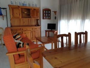 ein Wohnzimmer mit einem Sofa und einem Esstisch in der Unterkunft VUT La Boticaria in Jaca