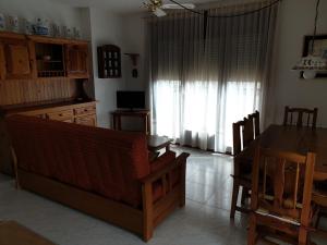 a kitchen and dining room with a table and a dining room at VUT La Boticaria in Jaca