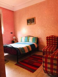 Un pat sau paturi într-o cameră la Elmenzah Apartments