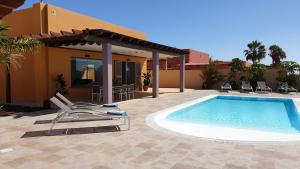 The swimming pool at or close to Villa Brisa Golf Salinas