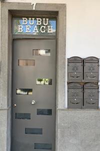 uma porta para um edifício com um sinal de aubuc beagle em Bubu Beach 1-B em Los Cristianos