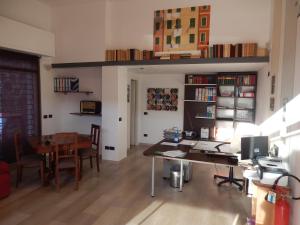 Perpustakaan di rumah tamu ini