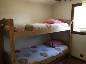two bunk beds in a small room with a bed at La Galisesagnoise in Briançonnet