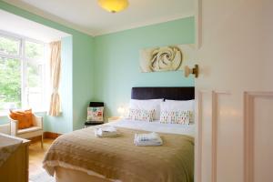 Un dormitorio con una cama con paredes azules. en Little Coombe, en St Ives