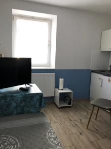 Zimmer mit einem Bett, einem TV und einem Fenster in der Unterkunft Fremdenzimmer Sas in Hückelhoven