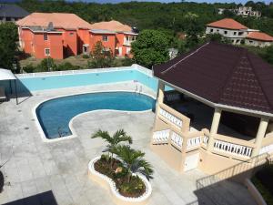 een uitzicht op een zwembad in een huis bij Cool Breeze Discovery Bay in Discovery Bay