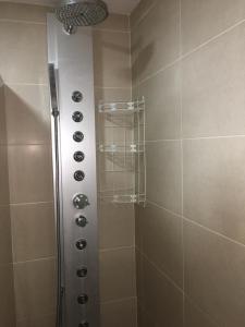 La salle de bains est pourvue d'une douche avec un pommeau de douche. dans l'établissement COQUETO A MENOS DE UN MINUTO DE LA PLAYA, à Dénia