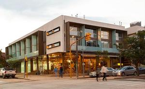 un edificio su una strada con persone che camminano davanti ad esso di Depto 18 las Marías a San Salvador de Jujuy