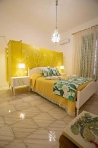 1 dormitorio con 1 cama con cabecero amarillo en Casa Cactus Sapiddu, en Palermo
