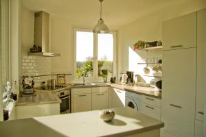 cocina blanca con fregadero y ventana en Villa des Groseilliers Spa Practice golf moutons, en Loison-sur-Créquoise