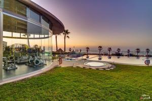 una vista exterior de un edificio con piscina en Torrevieja - Punta Prima Sea Senses, en Torrevieja