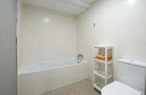 バレンシアにあるVery central and sunny apartment in Gran Viaの白いバスルーム(バスタブ、トイレ付)