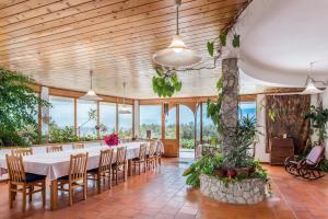 a dining room with a long table and chairs at Theresia's in Porto Santo