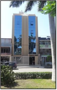 a building with a car parked in front of it at Alejandra Hotel in Chiclayo